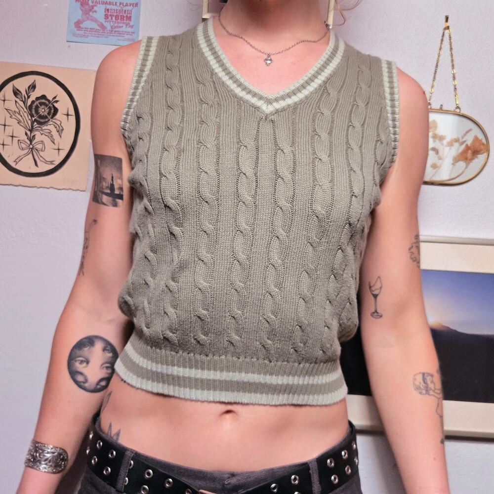 gray green cable knit cropped sweater vest | preppy academia grandpacore